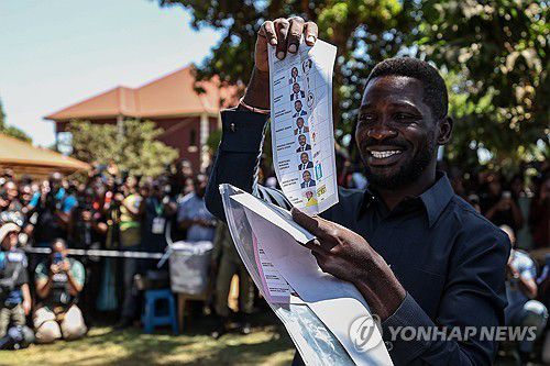 우간다 야당 대선후보 보비 와인 (캄팔라 EPA=연합뉴스) 2026년 1월 15일 대통령선거에서 투표하는 우간다 야당 대선후보 보비 와인.  (EPA/DANIEL IRUNGU) 2026.1.19.