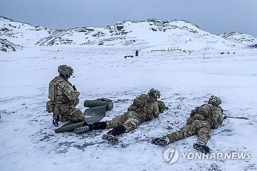 그린란드에서 훈련하는 덴마크 군인들[UPI=연합뉴스]