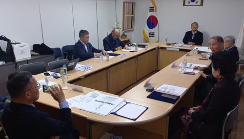 지구촌한글학교미래포럼 고문단 간담회(서울=연합뉴스) 박현수 기자 = 19일 서울 장충동 종이문화재단에서 열린 지구촌한글학교미래포럼 고문단 간담회에서 참석자들이 토론을 벌이고 있다. 2026.1.19. phyeonsoo@yna.co.kr