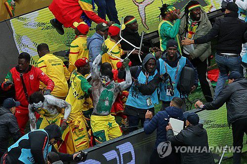 판정에 강하게 항의하는 세네갈 서포터스들[AP=연합뉴스]