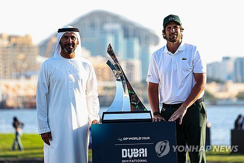 우승한 엘비라(오른쪽)[EPA=연합뉴스]