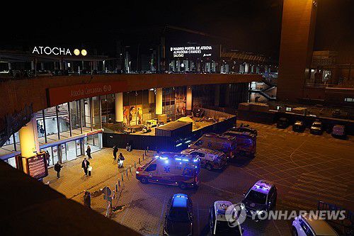 부상자 이송을 위해 마드리드의 한 기차역에 모인 구급차들[EPA 연합뉴스. 재판매 및 DB 금지]
