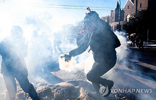미네소타 시위대에 발사된 최루가스[AFP 연합뉴스 자료사진]