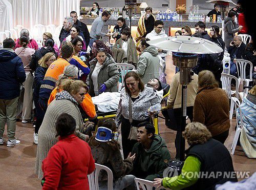 병원으로 이송돼 치료받는 고속열차 충돌 사고 부상자들[로이터=연합뉴스]