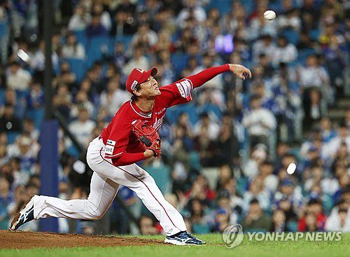 김광현 '오늘은 기필코'(대구=연합뉴스) 김성민 기자 = 14일 대구 삼성라이온즈파크에서 열린 2025 KBO 프로야구 포스트시즌 준플레이오프 4차전 SSG 랜더스와 삼성 라이온즈의 경기. 2회말 SSG 김광현이 역투하고 있다. 2025.10.14 ksm7976@yna.co.kr