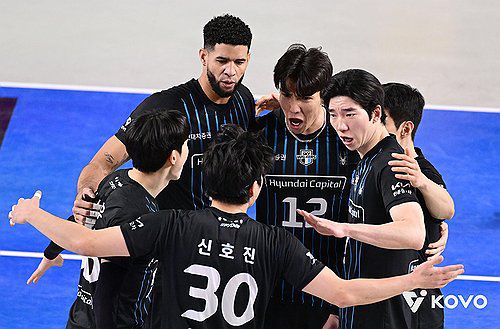 현대캐피탈, KB손보에 역전승(서울=연합뉴스) 31일 충남 천안 유관순체육관에서 열린 진에어 2025-2026 V리그 현대캐피탈과 KB손해보험의 경기에서 득점에 성공한 현대캐피탈 선수들이 환호하고 있다.     이날 현대캐피탈은 29점을 기록한 레오나르도 레이바 마르티네스(등록명 레오)의 활약에 힘입어 KB손해보험에 세트 점수 3-1로 승리를 거두었다. 2025.12.31 [한국배구연맹 제공. 재판매 및 DB 금지] photo@yna.co.kr