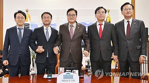 국회의장실에서 열린 국회의장-양당 원내대표 회동(서울=연합뉴스) 신현우 기자 = 우원식 국회의장(가운데)과 더불어민주당 한병도 원내대표(왼쪽 두번째), 국민의힘 송언석 원내대표(오른쪽 두번째)가 14일 국회의장실에서 열린 국회의장-양당 원내대표 회동에 참석해 기념 촬영하고 있다. 왼쪽은 더불어민주당 천준호 원내운영수석부대표, 오른쪽은 국민의힘 유상범 원내운영수석부대표. 2026.1.14 [공동취재] nowwego@yna.co.kr