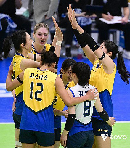 기뻐하는 현대건설(서울=연합뉴스) 16일 경기도 수원체육관에서 열린 진에어 2025-2026 V리그 현대건설과 정관장의 경기.     현대 건설 선수들이 득점 후 기뻐하고 있다. 2026.1.16 [한국배구연맹 제공. 재판매 및 DB 금지]     photo@yna.co.kr (끝)