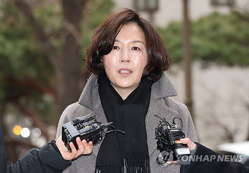 취재진 질문에 답변하는 김경 시의원(서울=연합뉴스) 이진욱 기자 = 무소속(전 더불어민주당) 강선우 의원에게 '공천헌금' 1억원을 전달한 혐의를 받는 김경 서울시의원이 피의자 신분으로 조사를 받기 위해 18일 서울경찰청 공공범죄수사대로 출석하면서 취재진 질문에 답변하고 있다. 2026.1.18 cityboy@yna.co.kr