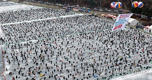 화천산천어축제 찾은 강태공[화천군 제공.재판매 및 DB 금지]