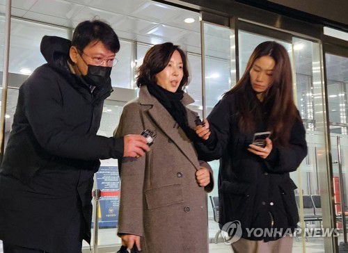 조사 마치고 나오는 김경 시의원(서울=연합뉴스) 김준태 기자 = 무소속(전 더불어민주당) 강선우 의원에게 '공천헌금' 1억원을 전달한 혐의를 받는 김경 서울시의원이 19일 서울경찰청 공공범죄수사대에서 조사를 마친 뒤 건물을 나서고 있다. 2026.1.19 readiness@yna.co.kr