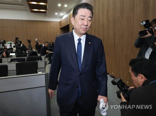 기자회견장 입장하는 김병기 의원(서울=연합뉴스) 이동해 기자 = 더불어민주당 김병기 의원이 19일 서울 여의도 국회 소통관에서 윤리심판원의 제명 처분 결정 등 그간의 심경에 관한 입장을 밝히기 위해 입장하고 있다. 2026.1.19 eastsea@yna.co.kr