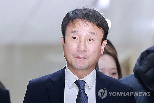 운영위원장실로 향하는 민주당 한병도 원내대표(서울=연합뉴스) 신현우 기자 = 더불어민주당 한병도 원내대표가 19일 국민의힘 송언석 원내대표와 회동하기 위해 국회 운영위원장실로 향하고 있다. 2026.1.19 nowwego@yna.co.kr