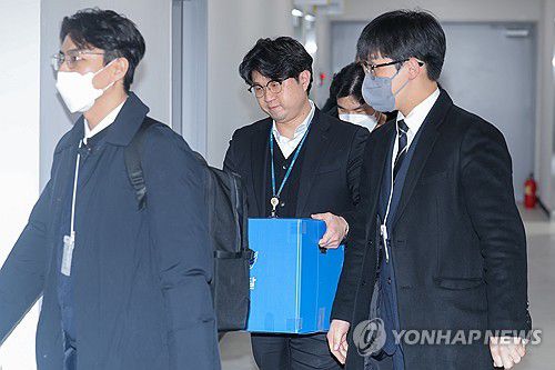 김병기 부인 의혹 관련 동작구의회 압수수색하는 경찰(서울=연합뉴스) 서대연 기자 = 경찰이 더불어민주당 김병기 의원 부인의 업무추진비 유용 의혹과 관련해 동작구의회 등을 압수수색 중인 19일 서울 동작구의회에서 경찰 관계자들이 압수품을 옮기고 있다. 2026.1.19 dwise@yna.co.kr