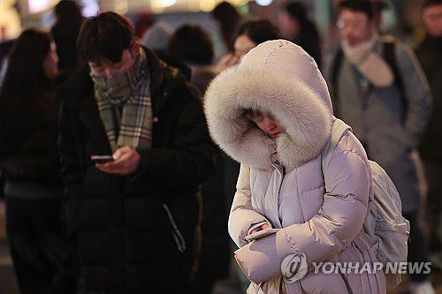 서울, 오늘 오후 9시 한파주의보 발효 예정(서울=연합뉴스) 임화영 기자 = 절기 대한(大寒)을 하루 앞두고 한파주의보가 오후 9시 발효 예정인 19일 서울 종로구 광화문 네거리에서 두꺼운 외투를 입은 시민들이 이동하고 있다. 2026.1.19 hwayoung7@yna.co.kr