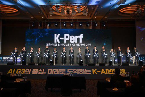 K-AI 반도체 지원[배경훈 부총리 겸 과학기술정보통신부 장관이 지난해 12월 10일 오전 서울 중구 롯데호텔에서 열린 '2025 인공지능 반도체 미래기술 컨퍼런스' 에서 산업계 중심의 공동성능지표(K-Perf) 발굴, 고도화하기 위한 'K-Perf 협의체' 출범식을 하고 있다. 과기정통부 제공. 재판매 및 DB 금지]