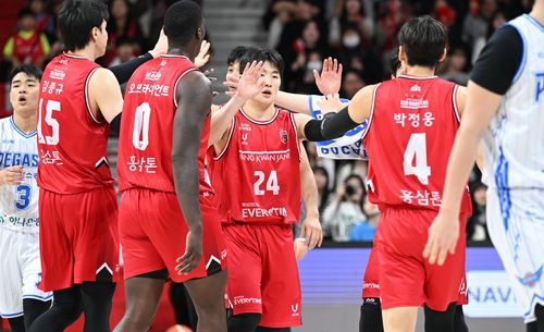 하이파이브 하는 문유현(24)[KBL 제공. 재판매 및 DB 금지]