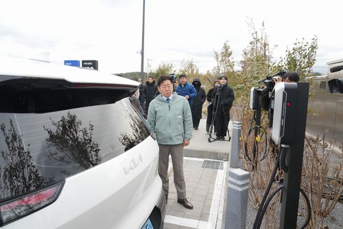 V2G 충전기 살펴보는 오영훈 제주지사[제주도 제공. 재판매 및 DB 금지]