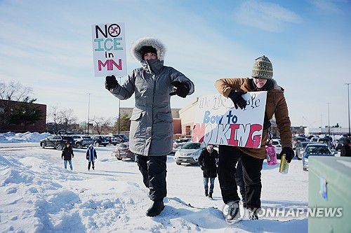 미국 미네소타주에서 이민단속에 항의하는 시위대[AP=연합뉴스. 재판매 및 DB 금지]