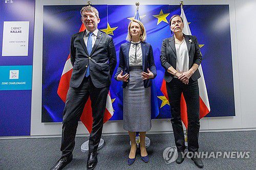 포울센 덴마크 국방장관(왼쪽)과 모츠펠트 그린란드 외교장관(오른쪽)이 19일(현지시간) 브뤼셀에서 칼라스 EU 외교안보 고위대표를 만났다.[EPA 연합뉴스 자료사진]