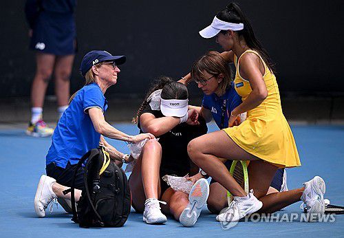 쓰러진 스타쿠시치를 위로하는 혼(노란색 테니스복)[로이터=연합뉴스]