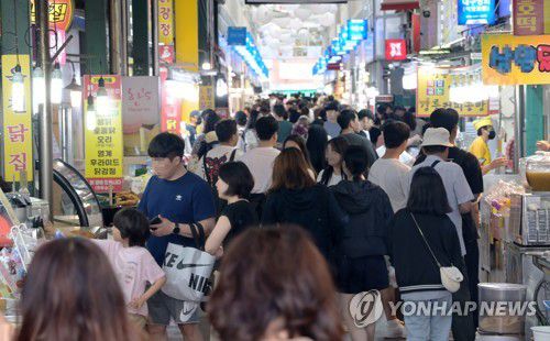 관광객 북적이는 강릉 중앙시장[연합뉴스 자료사진]
