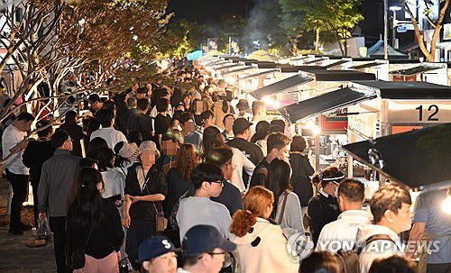 강릉 월화거리 야시장[연합뉴스 자료사진]