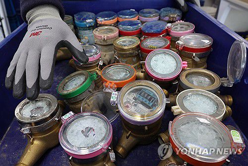한파 영향으로 동파된 수도 계랑기[연합뉴스 자료사진]