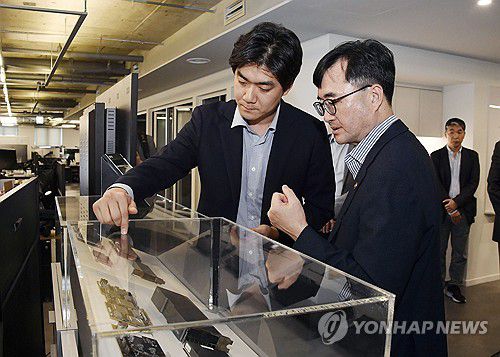 신경망 처리장치 설명 듣는 임기근 차관(서울=연합뉴스) 임기근 기획재정부 차관이 11일 경기 성남시 리벨리온을 방문, 신성규 리벨리온 부사장으로부터 신경망 처리장치(NPU) 설명을 듣고 있다. 2025.9.11 [기획재정부 제공. 재판매 및 DB 금지] photo@yna.co.kr