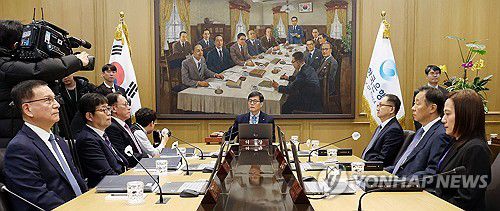 금융통화위원회 본회의 주재하는 이창용 한국은행 총재(서울=연합뉴스) 이진욱 기자 = 이창용 한국은행 총재가 15일 서울 중구 한국은행에서 금융통화위원회 통화정책방향 회의를 주재하고 있다. 2026.1.15 [공동취재] cityboy@yna.co.kr