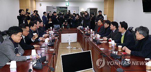 국민의힘, '대안과미래' 간담회(서울=연합뉴스) 배재만 기자 = 국민의힘 초재선모임인 '대안과미래' 소속 의원들이 20일 서울 국회 의원회관에서 모임을 갖고 얘기를 나누고 있다. 2026.1.20 scoop@yna.co.kr