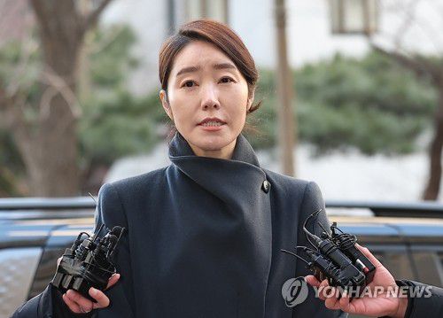 취재진 질문에 답하는 강선우 의원(서울=연합뉴스) 김성민 기자 = 2022년 지방선거를 앞두고 전 사무국장 남모씨를 통해 김경 서울시의원이 공천 대가로 건넨 1억원을 수수한 혐의를 받는 무소속 강선우 의원이 20일 서울 마포구 서울경찰청 공공범죄수사대로 출석하며 취재진 질문에 답하고 있다. 2026.1.20 ksm7976@yna.co.kr