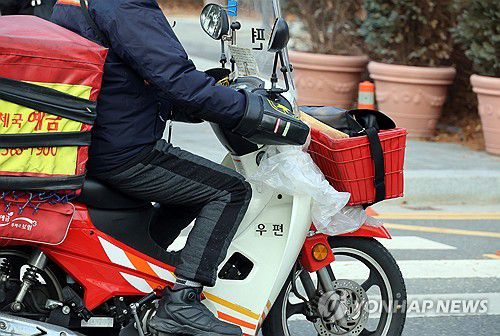 '한파를 뚫고 배달합니다'(대전=연합뉴스) 이주형 기자 = 대전 아침 기온이 영하 10 안팎으로 떨어진 20 오전 대전 서구 둔산동에서 우편물 집배원이 배달 이륜차에 핸들 커버를 씌운 채 운전하고 있다. 2026.1.20 coolee@yna.co.kr