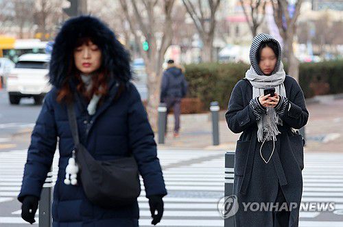 대한 추위에 꽁꽁 싸맨 시민들(광주=연합뉴스) 조남수 기자 = 절기 대한인 20일 광주 서구 상무중앙로에서 두꺼운 외투를 착용한 시민들이 이동하고 있다. 2026.1.20 iso64@yna.co.kr