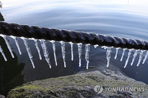 얼어 붙은 한강 하구(고양=연합뉴스) 임병식 기자 = 한파특보가 발효 중인 20일 오전 경기도 고양시 한강 하구에 얼음이 얼어 있다. 2026.1.20 andphotodo@yna.co.kr