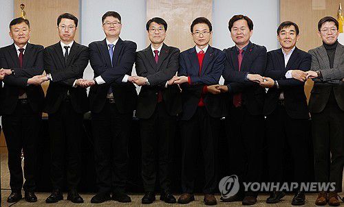 행정통합위해 손 맞잡은 대구·경북(안동=연합뉴스) 김현태 기자 = 20일 오후 경북 안동시 경상북도청에서 열린 대구·경북 행정통합 추진협의 회의에서 이철우 경북지사와 김정기 대구시장 권한대행 행정부시장 등 참석자들이 손을 맞잡고 있다. 2026.1.20 mtkht@yna.co.kr