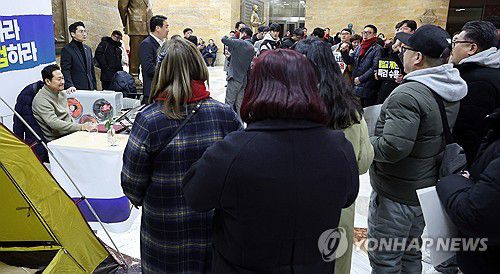 응원받으며 단식 이어가는 장동혁 대표(서울=연합뉴스) 이동해 기자 = 통일교·공천헌금 '쌍특검' 수용을 요구하며 엿새째 단식 농성 중인 국민의힘 장동혁 대표가 20일 국회 로텐더홀 단식 농성장에서 당원들의 응원을 받고 있다. 2026.1.20 eastsea@yna.co.kr