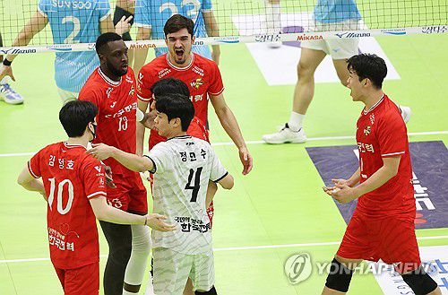 기뻐하는 한국전력(수원=연합뉴스) 홍기원 기자 = 20일 경기도 수원실내체육관에서 열린 프로배구 V리그 남자부 한국전력 빅스톰과 대한항공 점보스의 경기. 득점에 성공한 한국전력 선수들이 기뻐하고 있다. 2026.1.20 xanadu@yna.co.kr