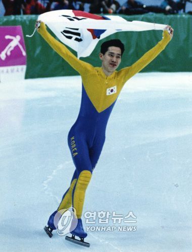 <1994동계올림픽>김기훈 올림픽 2연패쇼트트랙에서 금메달을 차지한 김기훈선수가 태극기를 들고 노르웨이 트랙을 돌고 있다./김병만 //1994.2.23(릴레함메르=연합뉴스)//  <저작권자 ⓒ 2006 연 합 뉴 스. 무단전재-재배포 금지.>