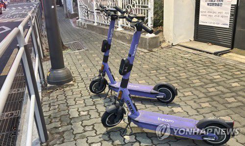 좁은 보행로를 차지한 전동킥보드(서울=연합뉴스) 이진주 인턴기자 = 지난 16일 서울 마포구에서 전동킥보드가 좁은 보행로를 막고 있다. 2026.1.21