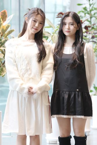 '꿈만 같았다'로 데뷔하는 도드리(서울=연합뉴스) 강민지 기자 = 그룹 도드리의 나영주(왼쪽부터), 이송현이 지난 12일 서울 종로구 연합뉴스 사옥에서 진행된 인터뷰에 앞서 포즈를 취하고 있다. 2026.1.21 mjkang@yna.co.kr