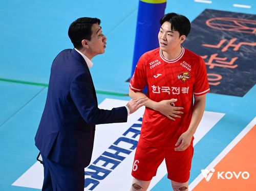 권영민 감독과 대화하는 한국전력의 세터 하승우(오른쪽)[한국배구연맹 제공. 재판매 및 DB 금지]