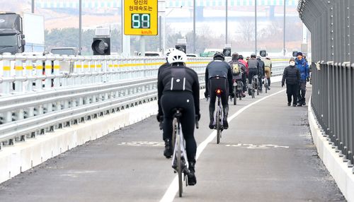 구분 선 도색된 제3연륙교[촬영 임순석]
