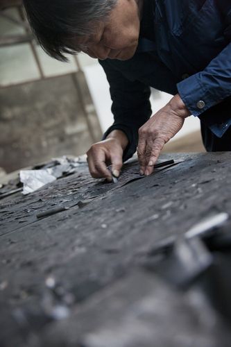 최병소 작가최병소 작가가 생전에 신문 지우기 작업을 하는 모습. [페로탕 제공. 재판매 및 DB 금지]