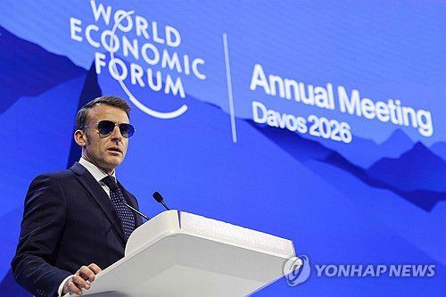 눈에 실핏줄 터져 선글라스 쓰고 연설 나선 마크롱 대통령[AFP 연합뉴스 자료사진. 재판매 및 DB 금지]