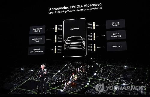 자율주행AI 모델 알파마요 소개하는 젠슨 황   (라스베이거스=연합뉴스) 김성민 기자 = 젠슨 황 엔비디아 CEO가 5일(현지시간) 미국 네바다주 라스베이거스 퐁텐블로 호텔에서 열린 엔비디아 CES 2026 라이브에서 자율주행AI 모델 알파마요를 소개하고 있다. 2026.1.6 [공동취재]      ksm7976@yna.co.kr