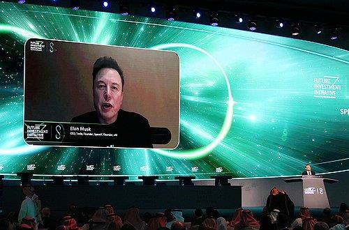 일론 머스크 등장   (리야드=연합뉴스) 김동호 특파원 = 지난 달 29일(현지시간) 사우디아라비아 리야드 킹압둘아지즈 국제콘퍼런스센터(KAIC)에서 열린 미래투자이니셔티브(FII) 행사에서 일론 머스크 테슬라 CEO가 화상으로 등장하고 있다. 2024.11.1      dk@yna.co.kr