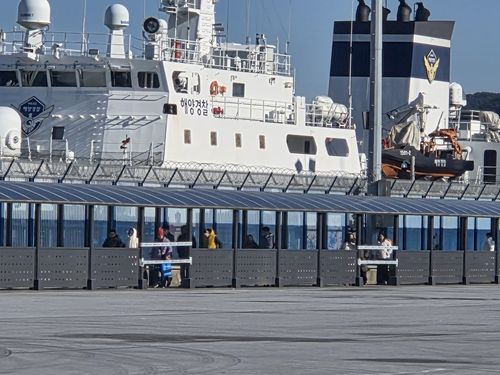 배에서 내려 터미널로 이동하는 승객들[촬영 박성제]