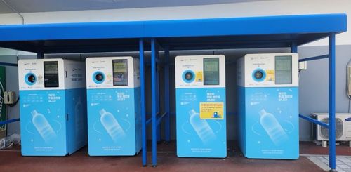 성남종합운동장 야외 농구코트에 설치된 투명 페트병 무인회수기[성남시 제공. 재판매 및 DB 금지]