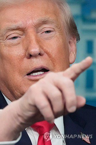 트럼프 미국 대통령(워싱턴DC AP=연합뉴스) 2026년 1월 20일 미국 백악관에서 언론브리핑을 하는 도널드 트럼프 미국 대통령. (AP Photo/Mark Schiefelbein) 2026.1.21.